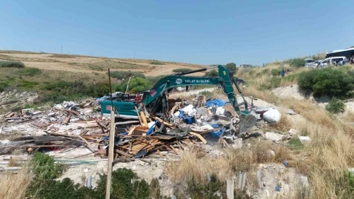 Sahildeki ka&ccedil;ak yapıların yıkımı s&uuml;r&uuml;yor
