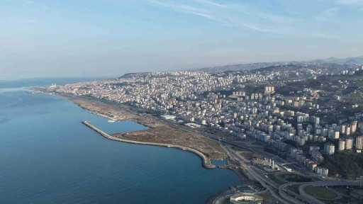 Sahile sığmayan şehir yama&ccedil;lara tırmanıyor
