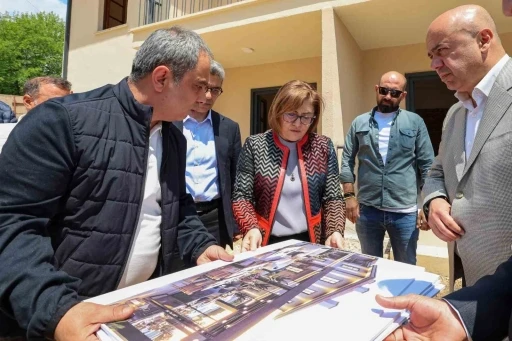 Şahin, TCDD Lojmanlarının restorasyon &ccedil;alışmalarını inceledi
