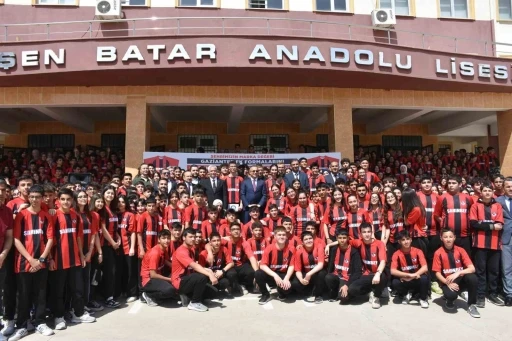Şahinbey Belediyesi’nden, 160 bin öğrenciye Gaziantep FK forması
