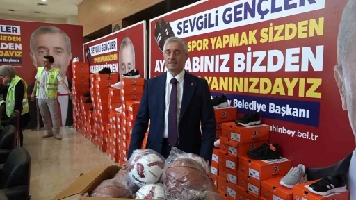 Şahinbey&rsquo;de &ouml;ğrencilere spor ayakkabı dağıtma geleneği devam ediyor
