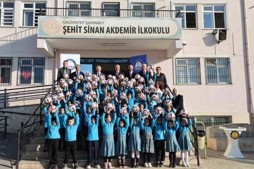 Şahinbey’den okulunu temiz tutan öğrencilere futbol topu hediye
