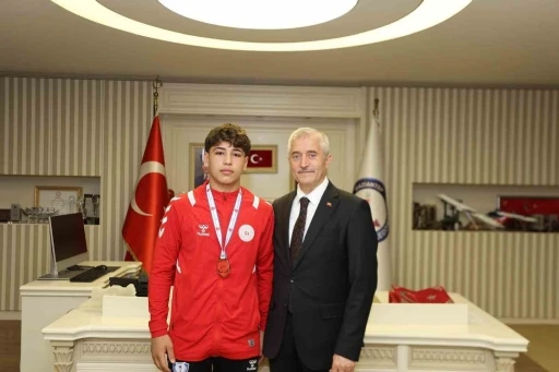 Şahinbeyli g&uuml;reş&ccedil;i Avrupa ikincisi
