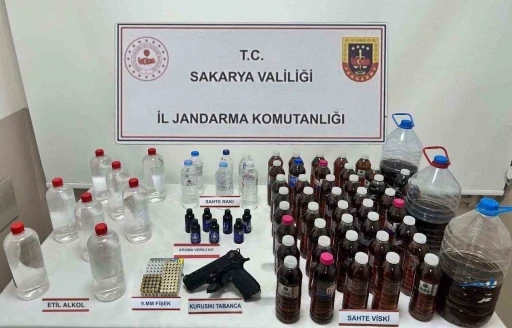 Sahte alkolleri piyasaya s&uuml;recekti, jandarma yakaladı