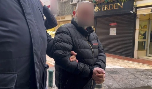 Sahte altını bozdurmaya &ccedil;alışırken yakayı ele verdi