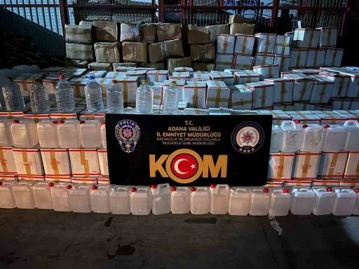 Sahte i&ccedil;kinin piyasaya s&uuml;r&uuml;ld&uuml;ğ&uuml; depoya baskın: 21 bin litre sahte i&ccedil;ki ele ge&ccedil;irildi
