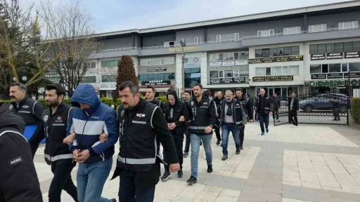 Sahte kimlikle arazi satıp milyonluk vurgun yapmaya &ccedil;alışan 4 kişi tutuklandı
