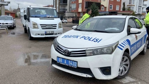Sahte plakalı kamyonetin sürücüsü kovalamacayla yakalandı
