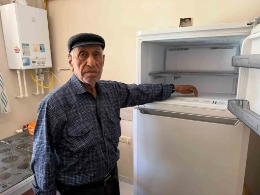 Sahte polisler yaşlı adamın &ouml;nce elini &ouml;pt&uuml;ler sonra buzluktaki 351 bin TL&rsquo;lik altınları g&ouml;t&uuml;rd&uuml;
