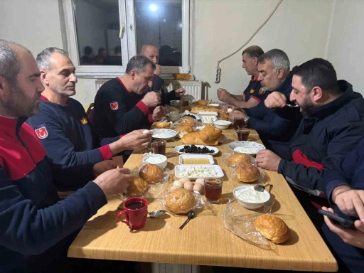 Sahur sofrasında ihbar geldi, itfaiye g&ouml;reve koştu
