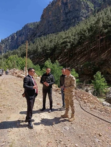 Saimbeyli’de kaya düşen yolda inceleme
