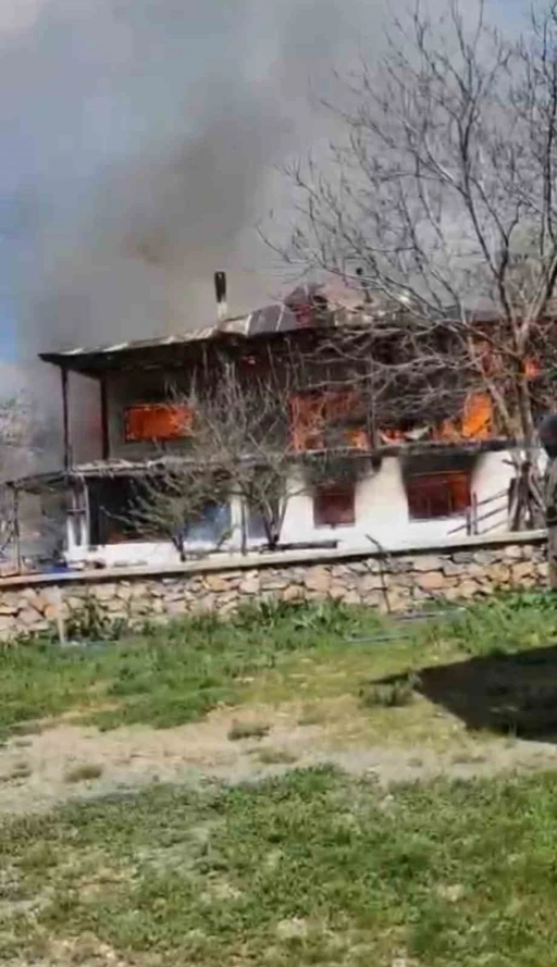 Saimbeyli’de yanan ev kullanılmaz hale geldi
