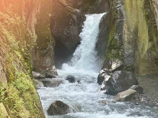 Saitabat Şelalesi eski ihtişamlı g&uuml;nlerine d&ouml;nd&uuml;

