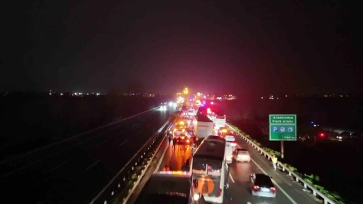 Sakarya&rsquo;da 16 aracın karıştığı zincirleme kazada 4&rsquo;&uuml; ağır 13 yaralı: Olay yeri b&ouml;yle g&ouml;r&uuml;nt&uuml;lendi
