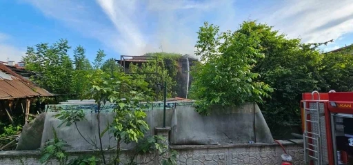 Sakarya’da 2 katlı ahşap evde yangın
