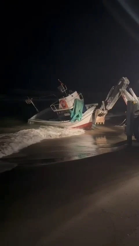 Sakarya’da 8 metrelik balıkçı teknesi karaya oturdu

