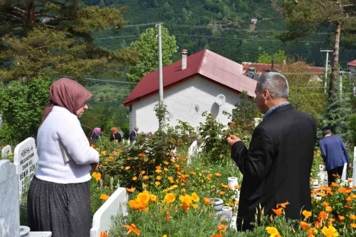 Sakarya&rsquo;da arefe g&uuml;n&uuml; mezarlıklarda duygu dolu ziyaret
