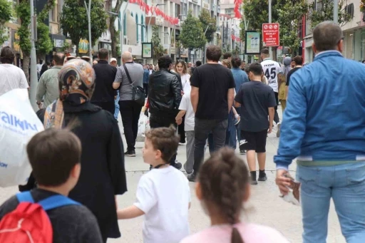 Sakarya&rsquo;da bayram alışverişi telaşı: "Kedi yavrusu gibi sağa sola dağıldık"
