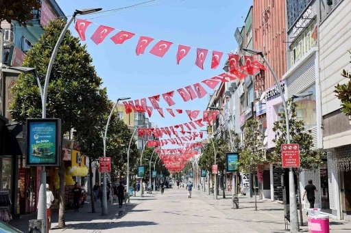 Sakarya’da cadde ve sokaklar ay-yıldızlı bayraklarla donatıldı
