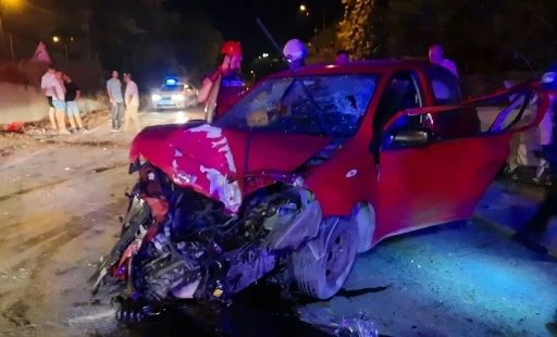Sakarya’da duvara çarpan otomobil hurdaya döndü: 2 yaralı
