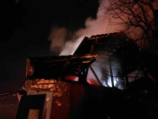 Sakarya’da evin çatısı alev topuna döndü, mahalleli sokağa döküldü
