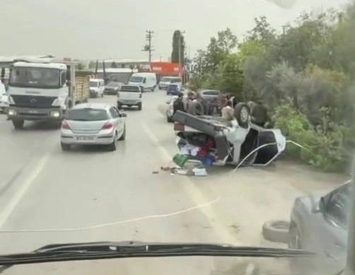 Sakarya’da fidanlıktaki ağaçlı saksılara çarpan otomobil ters döndü: 1 yaralı
