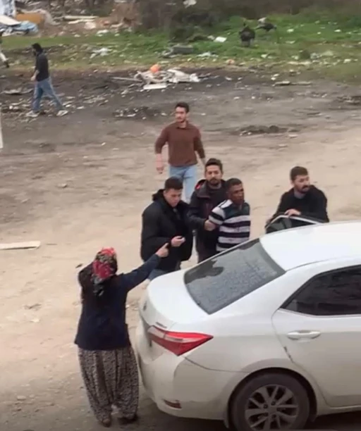 Sakarya&rsquo;da hareketli dakikalar: Firariyi vermemek i&ccedil;in polise direndiler
