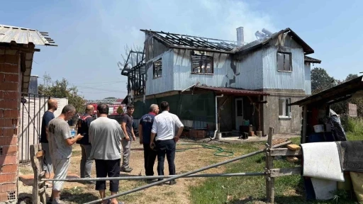 Sakarya’da iki katlı ev alev topuna döndü
