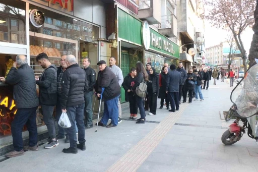 Sakarya&rsquo;da ilk iftar &ouml;ncesi metrelerce pide kuyruğu
