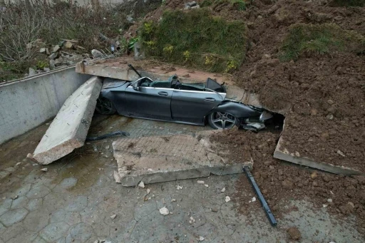 Sakarya&rsquo;da istinat duvarı &ccedil;&ouml;kt&uuml;, 3 bina boşaltıldı
