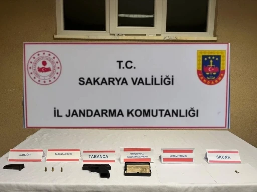 Sakarya&rsquo;da jandarmadan uyuşturucuya ge&ccedil;it yok: 2 şahıs tutuklandı
