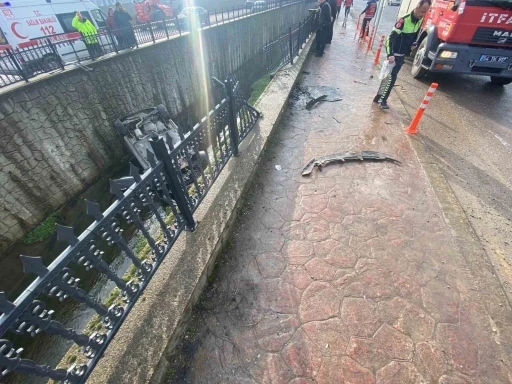 Sakarya&rsquo;da kanala devrilen otomobilin s&uuml;r&uuml;c&uuml;s&uuml; 7 g&uuml;nl&uuml;k hayat m&uuml;cadelesini kaybetti
