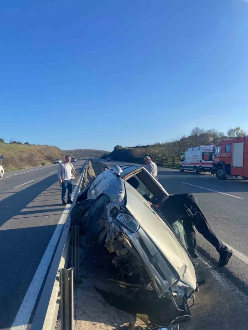 Sakarya&rsquo;da kontrolden &ccedil;ıkan otomobildeki 2 kişi yaralandı

