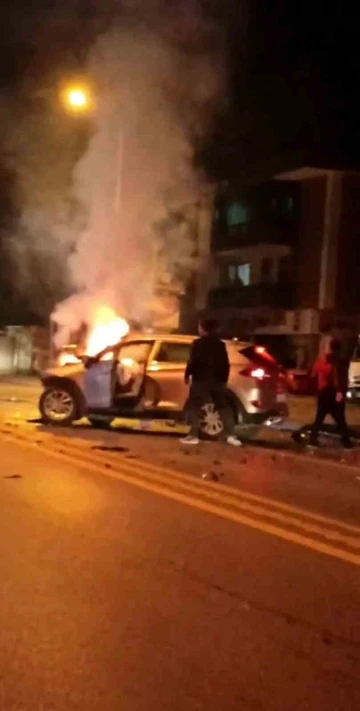 Sakarya’da korkutan kaza: Kafa kafaya çarpışan SUV araç alev aldı
