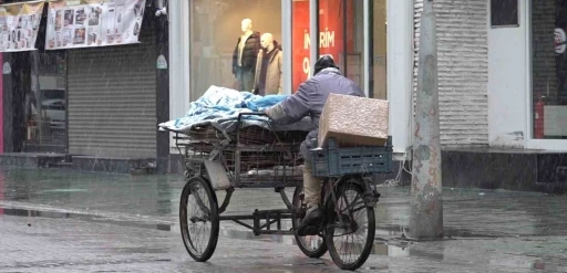 Sakarya&rsquo;da lapa lapa kar yağışı etkili oldu
