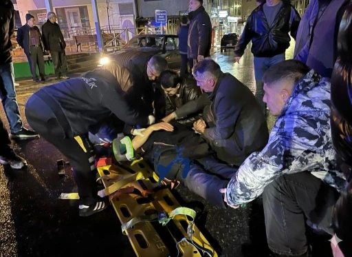 Sakarya&rsquo;da otomobilin &ccedil;arptığı yaya yaralandı, s&uuml;r&uuml;c&uuml; aranıyor
