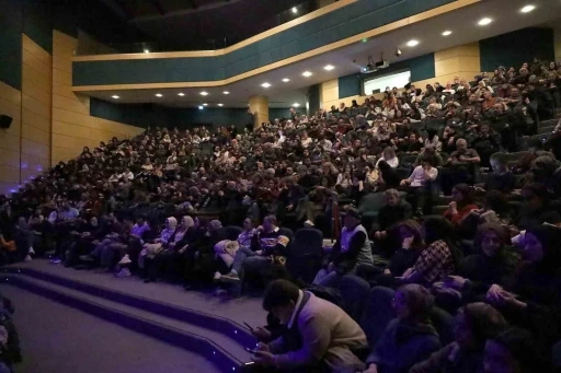 Sakarya&rsquo;da "G&uuml;ne Bakan Cam Kırıkları" oyunu sahnelendi
