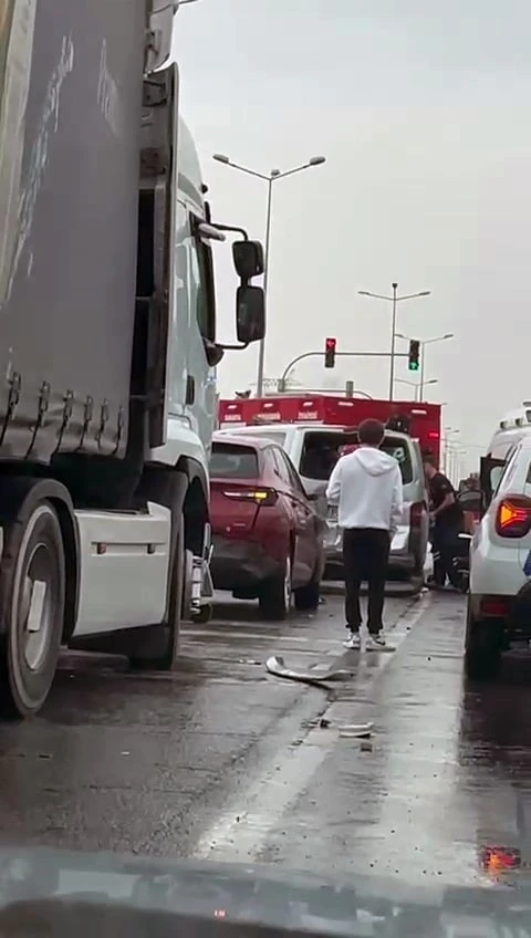 Sakarya’da SUV tarzı araç ile minibüs çarpıştı: 1 yaralı
