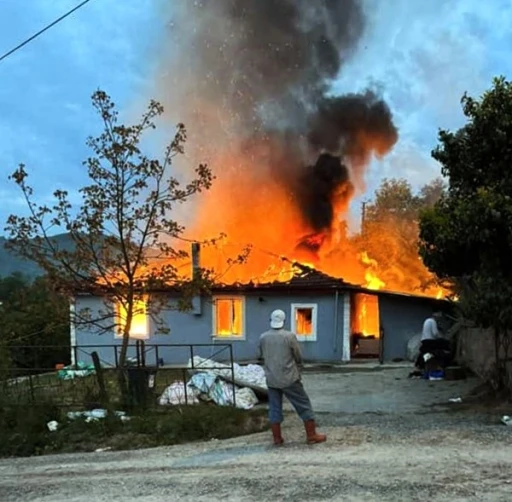 Sakarya’da tek katlı ev alev topuna döndü
