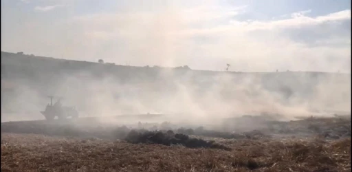 Sakarya’da yangın: 200 saman balyası yandı, çiftçiler traktörleriyle müdahale etti
