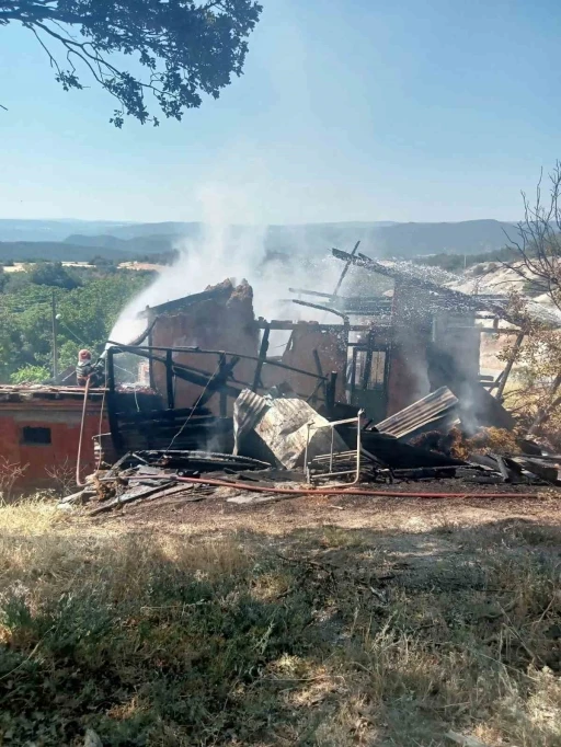 Sakarya’da yangın: Ev, ahır ve samanlık zarar gördü
