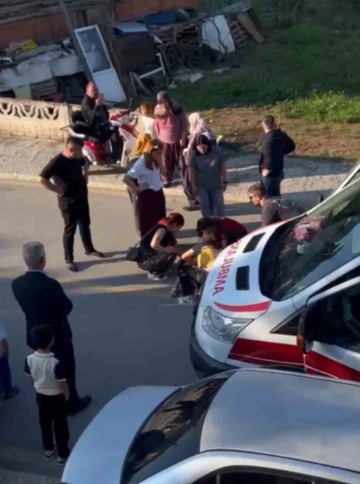 Sakarya&rsquo;da yola aniden fırlayan 5 yaşındaki &ccedil;ocuğa otomobil &ccedil;arptı
