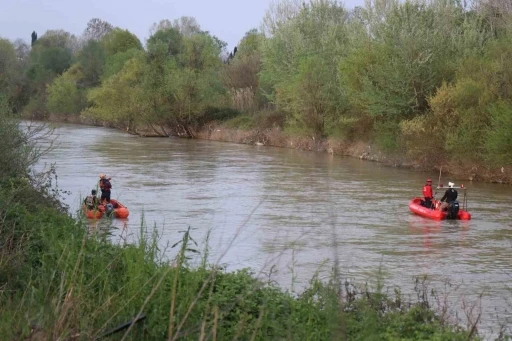 Sakarya Nehri&rsquo;ne d&uuml;şen &ccedil;ocuğu arama &ccedil;alışmaları havadan g&ouml;r&uuml;nt&uuml;lendi
