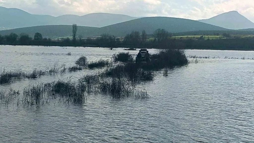 Sakarya Nehri &uuml;zerindeki adacıkta balık tutmak isteyen 2 kişi mahsur kaldı
