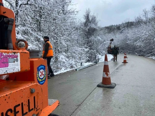 Sakarya&rsquo;nın 2 il&ccedil;esinde 5 bin metrelik oto korkuluk montajı tamamlandı
