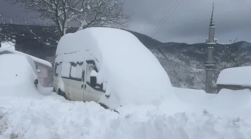 Sakarya&rsquo;nın y&uuml;ksek kesimlerinde kar kalınlığı 1 metreye ulaştı
