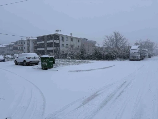 Sakarya yeni yıla karla uyandı: Şehir merkezinde lapa lapa yağıyor
