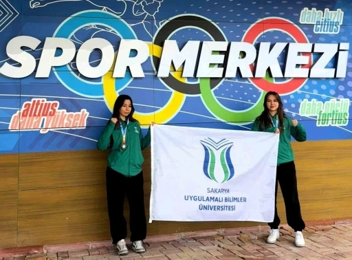 Sakaryalı &ouml;ğrenciler ringden 2 madalya ile d&ouml;nd&uuml;
