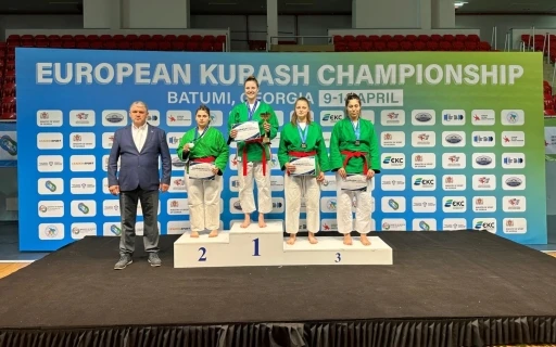 Sakaryalı sporcu Gürcistan’da Türk Bayrağı’nı dalgalandırdı
