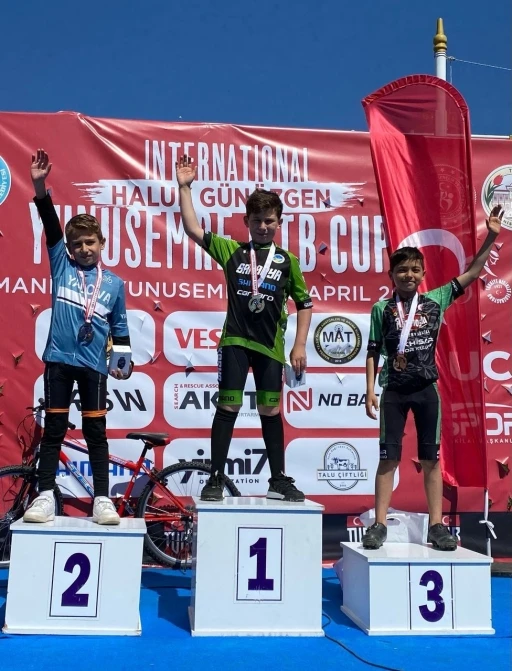 Sakaryalı sporcu parkurda Türkiye’nin adını ‘şampiyon’ yazdırdı
